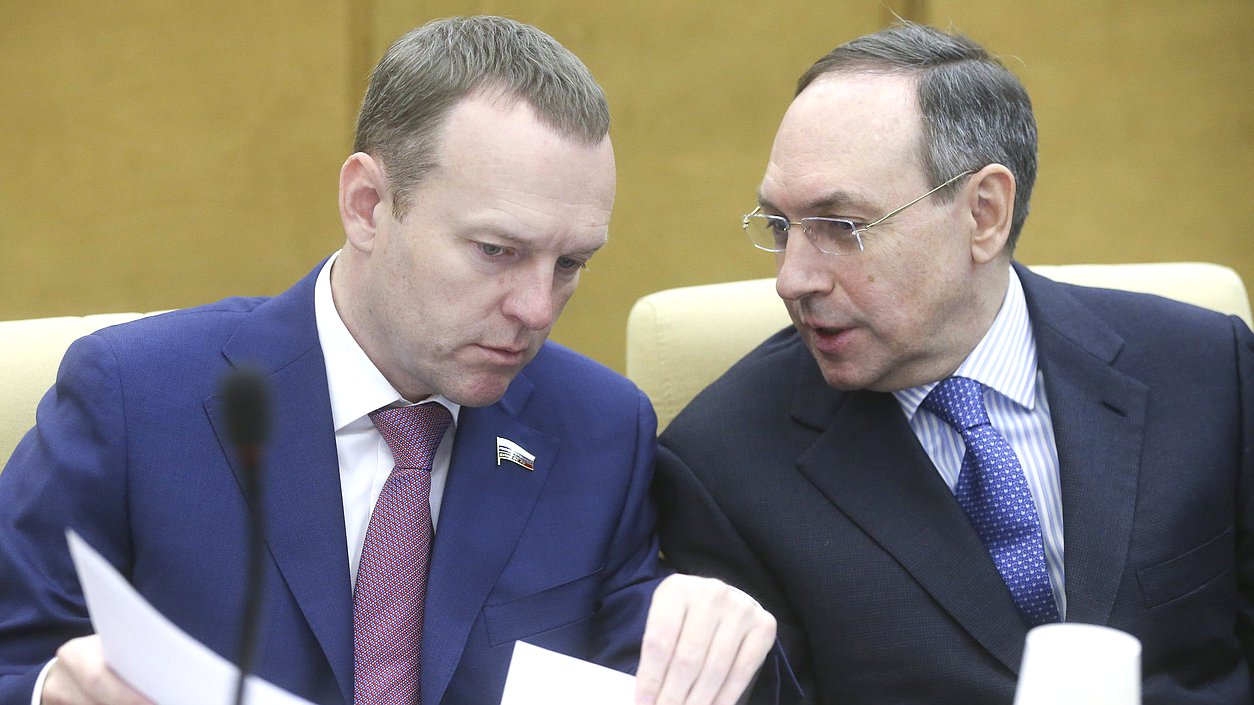 Член Комитета по контролю и Регламенту Константин Бахарев и Председатель Комитета по образованию и науке Вячеслав Никонов