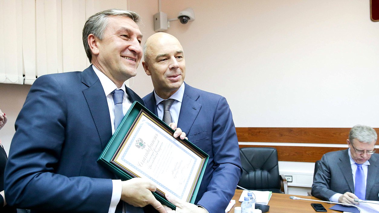 Первый заместитель Председателя Правительства РФ — Министр финансов РФ Антон Силуанов и член Комитета по бюджету и налогам Айрат Фаррахов