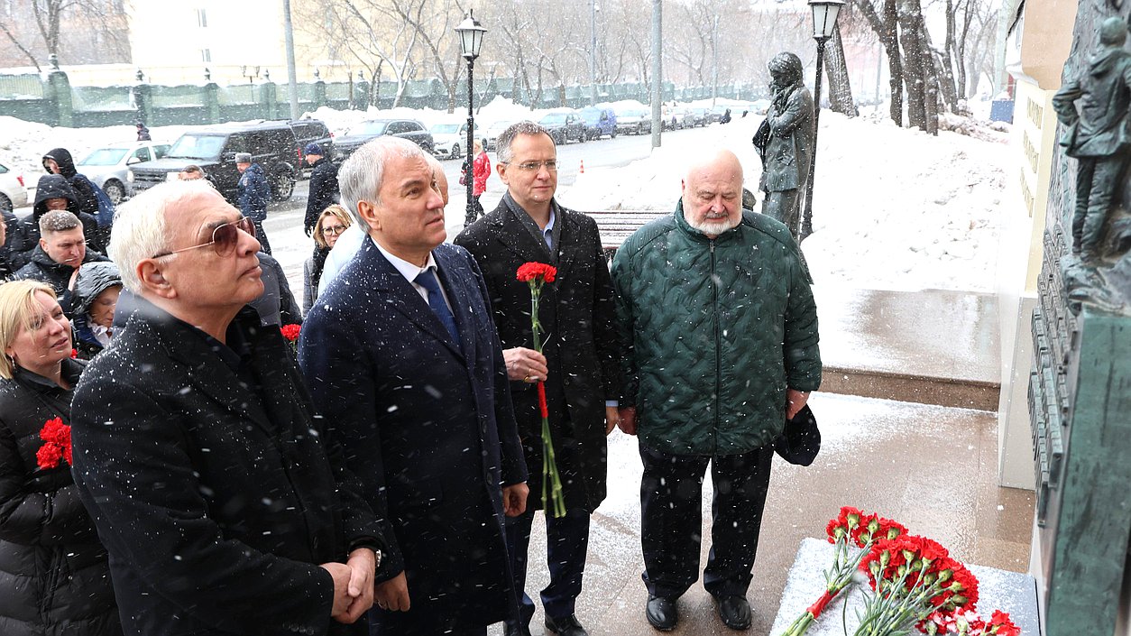 Генеральный директор киноконцерна «Мосфильм» Карен Шахназаров, Председатель Государственной Думы Вячеслав Володин, помощник Президента РФ Владимир Мединский и ректор ВГИК им. С. А. Герасимова Владимир Малышев