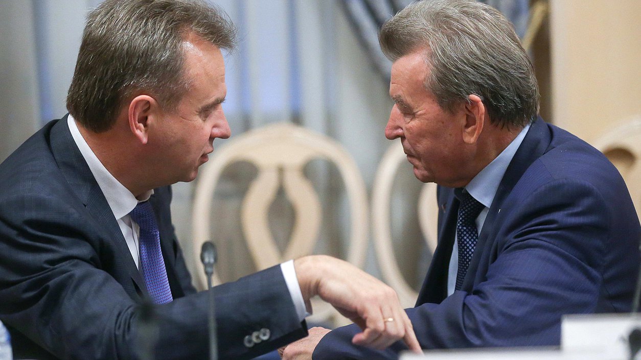 Члены Комитета по природным ресурсам, собственности и земельным отношениям Сергей Крючек и Николай Антошкин