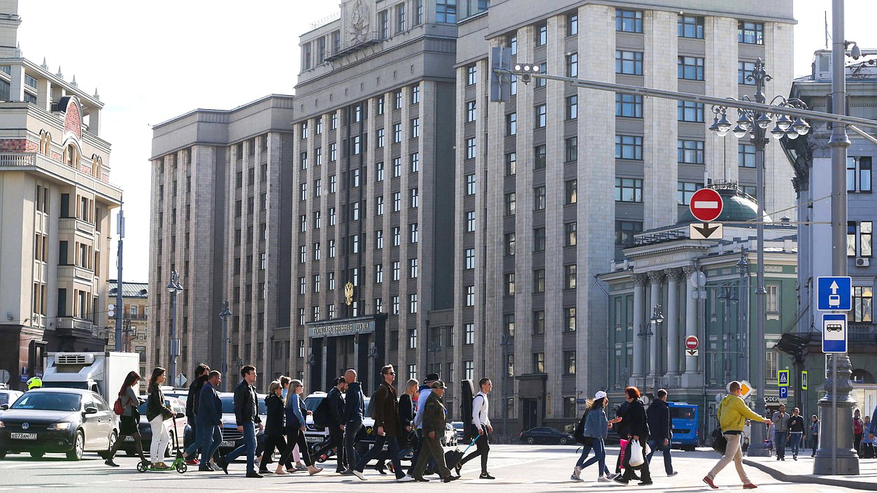 Здание Государственной Думы пешеходы