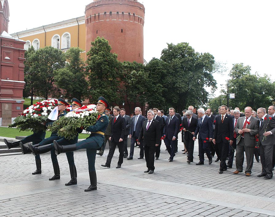   Церемония возложения цветов к могиле неизвестного солдата.