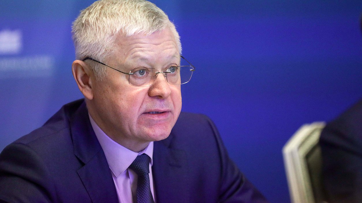 Председатель Комитета по безопасности и противодействию коррупции Василий Пискарев