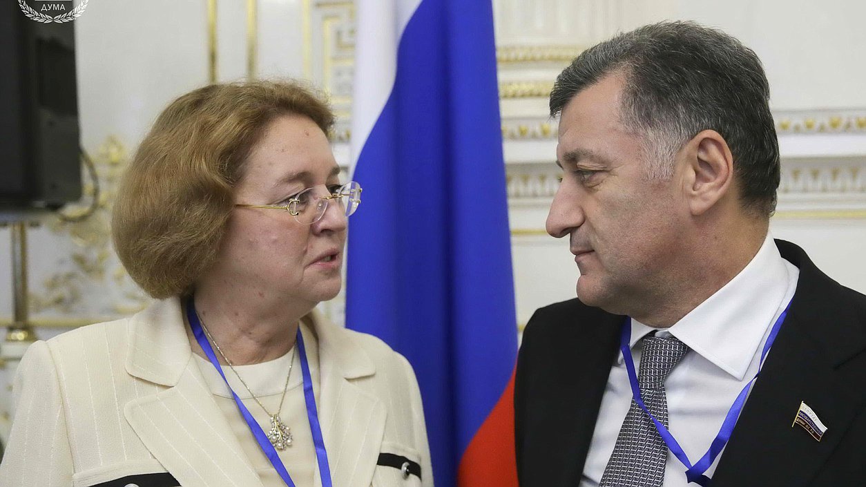 Заместитель Генерального секретаря Совета МПА СНГ Ирина Соколова и заместитель председателя Комитета по делам СНГ, евразийской интеграции и связям с соотечественниками Умахан Умаханов . Автор фото: Марат Абулхатин/Фотослужба Государственной Думы