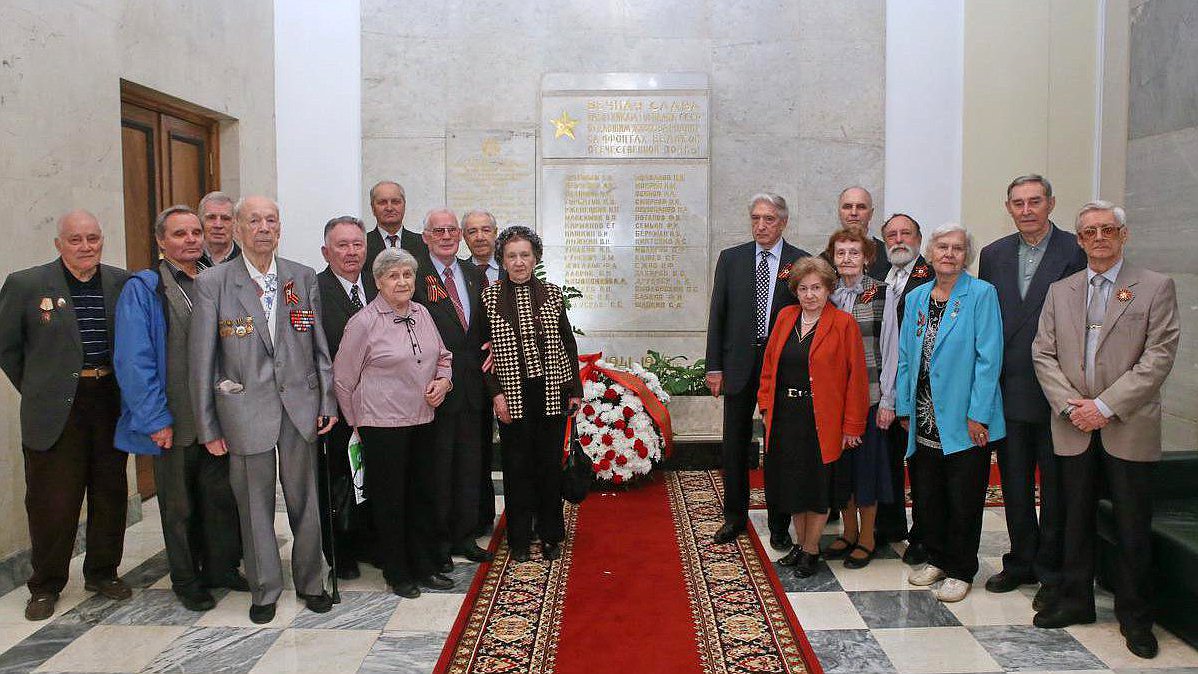 Традиционная церемония возложения цветов к мемориальной доске, увековечившей память работников планово-экономических органов, погибших в годы Великой Отечественной войны.