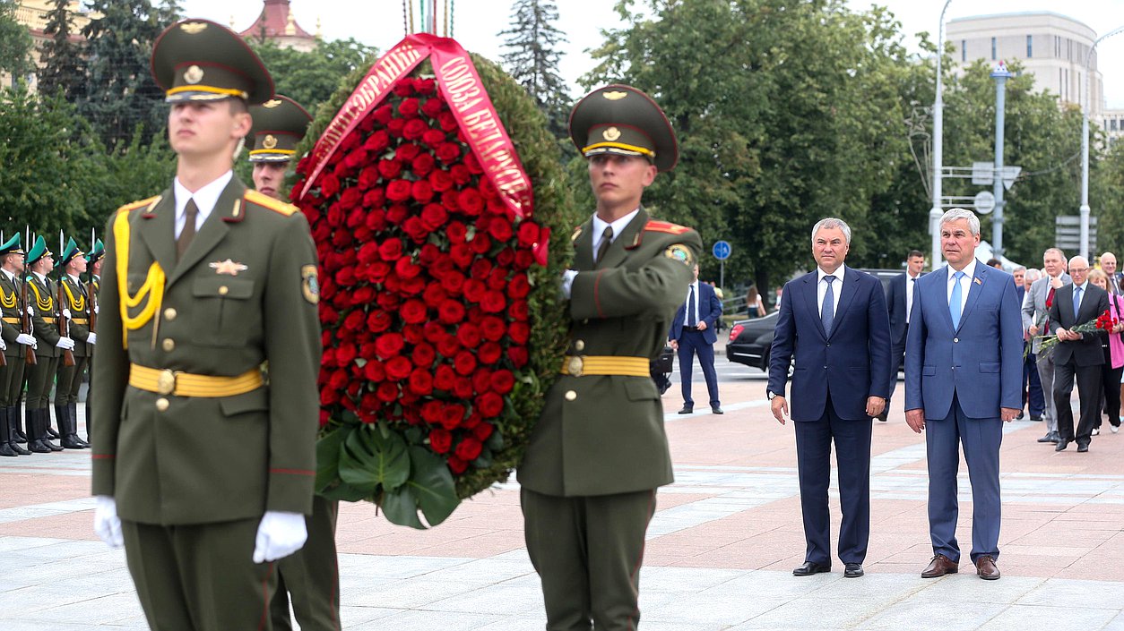 Церемония возложения венка и цветов к Монументу Победы в Минске