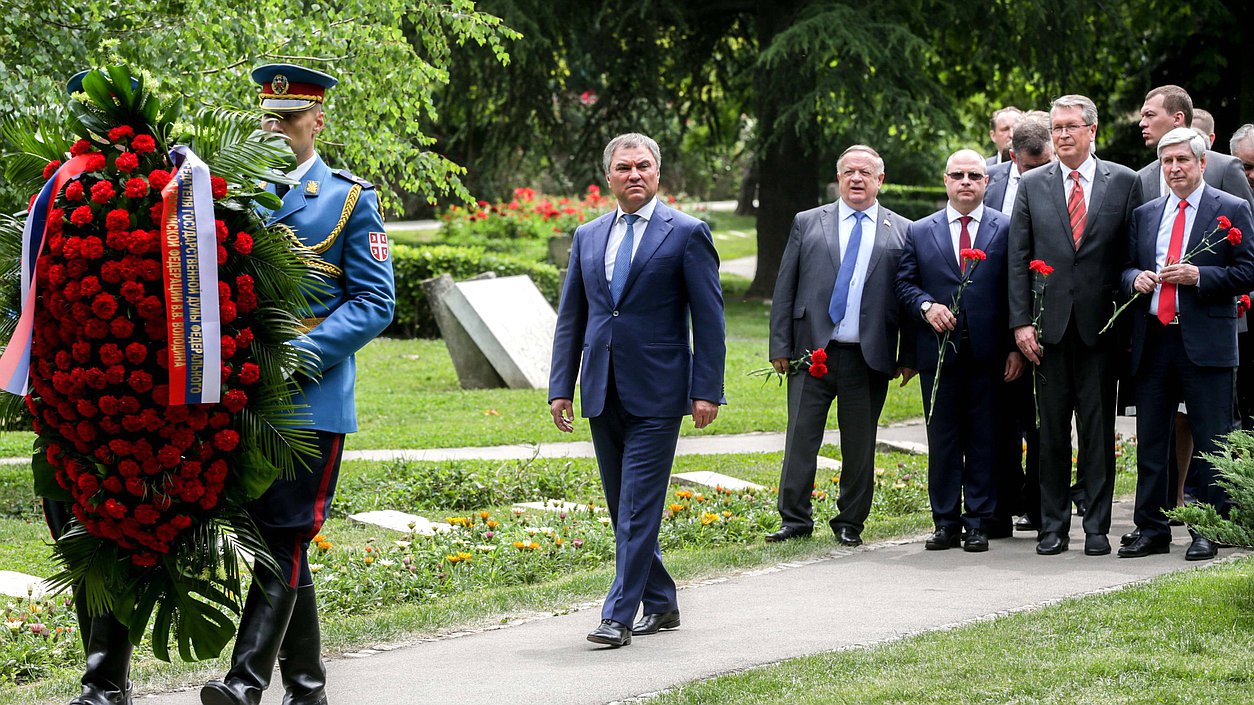 Председатель Государственной Думы Вячеслав Володин во время возложения венка к памятнику Советскому солдату