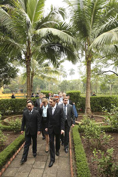 Официальный визит Председателя Государственной Думы Федерального Собрания Российской Федерации Сергея Нарышкина в Социалистическую Республику Вьетнам. Посещение мемориального комплекса Хо Ши Мина.