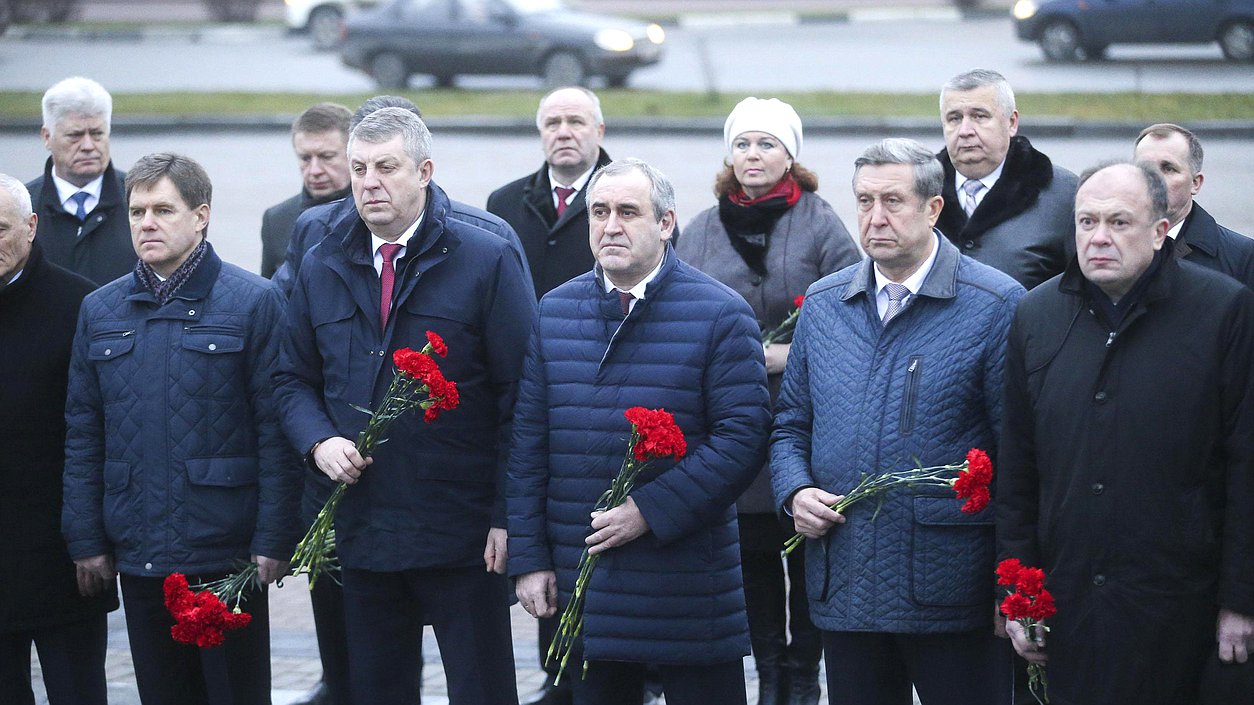 Церемония возложения венка к Вечному огню на Площади Партизан и к памятнику воинам и партизанам - освободителям Брянска. Автор фото: Марат Абулхатин/Фотослужба Государственной Думы