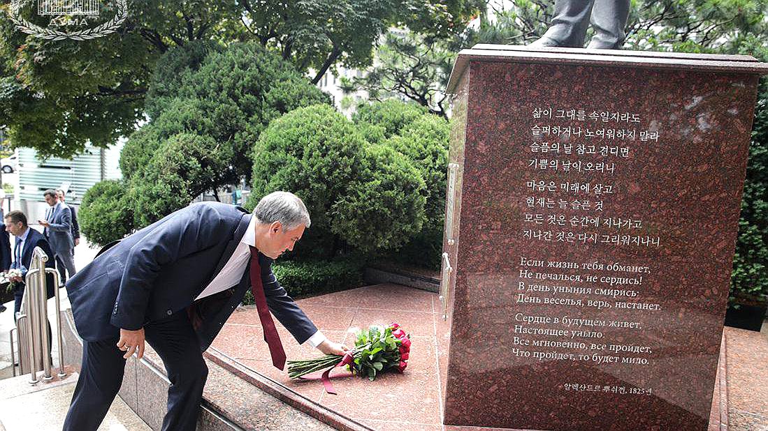 Председатель Государственной Думы Вячеслав Володин во время возложения цветов к памятнику А.С.Пушкину в Сеуле. Автор фото: Анна Исакова/Фотослужба Государственной Думы