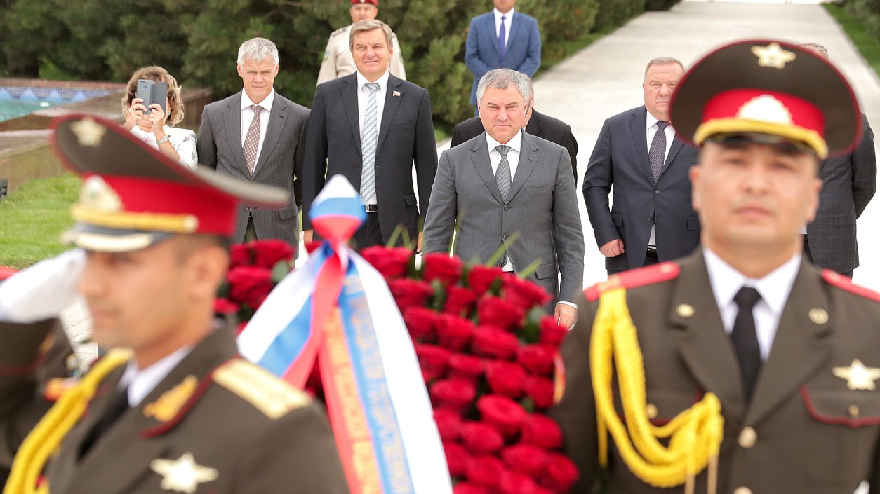 Возложение цветов к Монументу независимости и гуманизма в Ташкенте