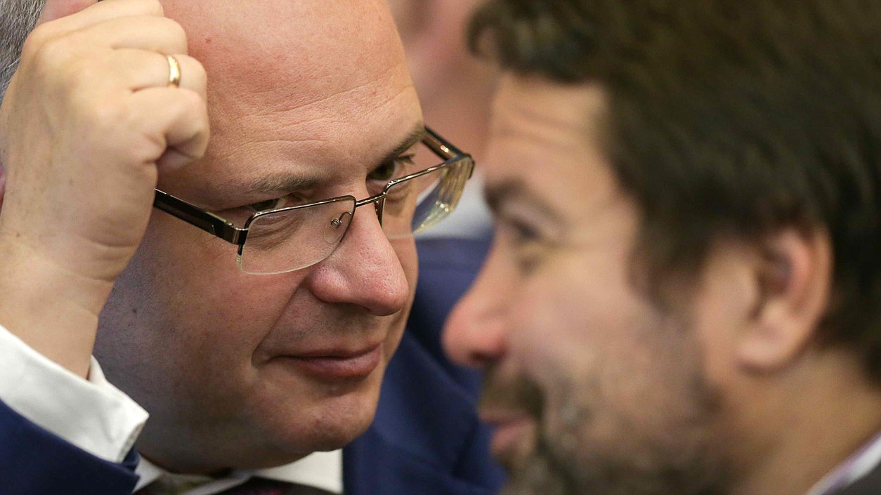 Председатель Комитета по развитию гражданского общества, вопросам общественных и религиозных объединений Сергей Гаврилов и заместитель председателя Комитета по информационной политике, информационным технологиям и связи Александр Ющенко