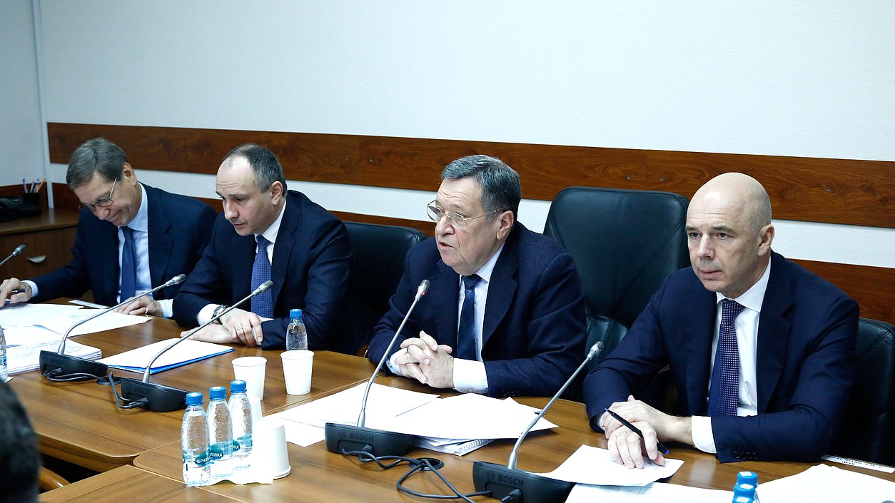 Первый заместитель Председателя Государственной Думы Александр Жуков, Председатель Счетной палаты РФ Борис Ковальчук, Председатель Комитета по бюджету и налогам Андрей Макаров и Министр финансов РФ Антон Силуанов