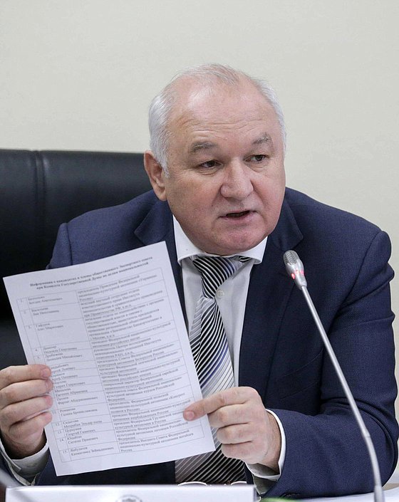 Председатель Комитета по делам национальностей Ильдар Гильмутдинов во время заседания Комитета.