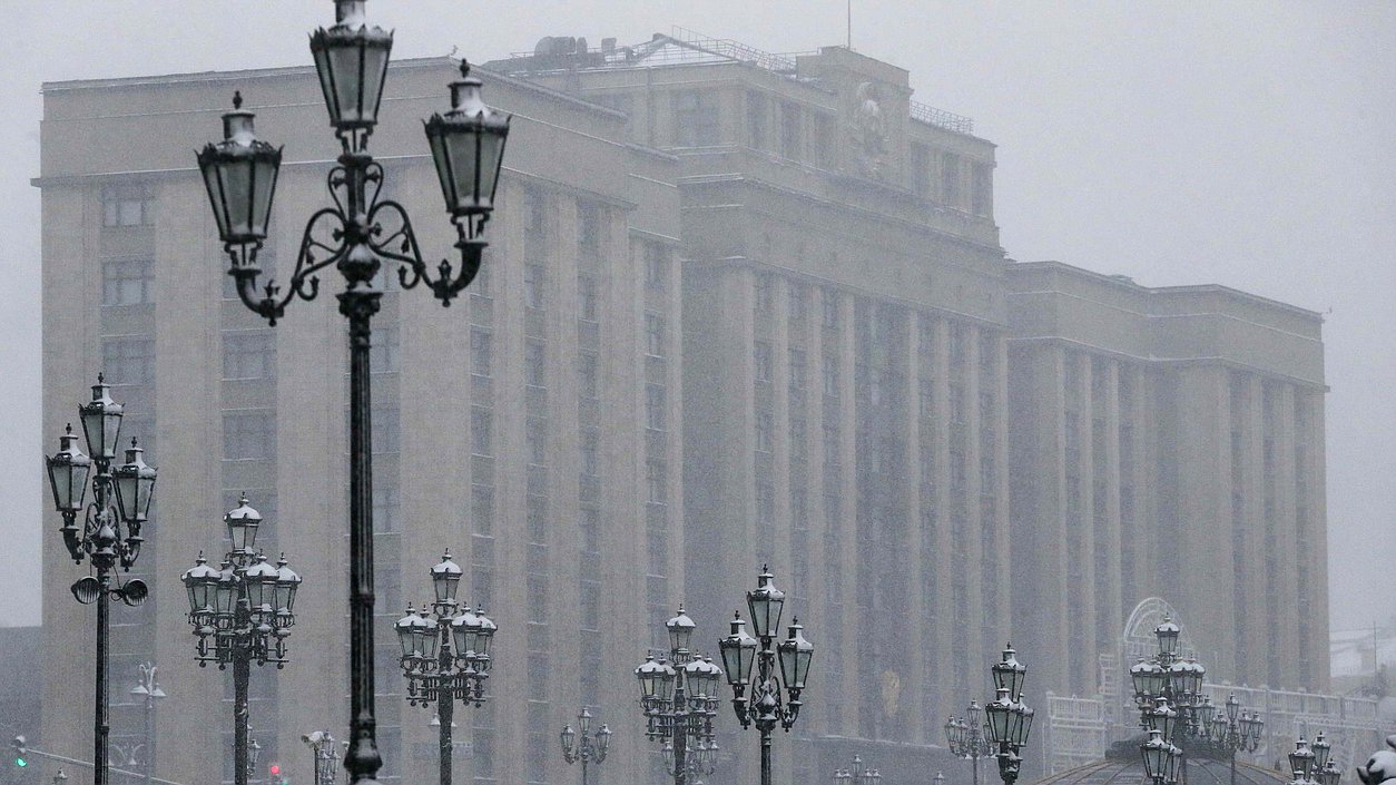 Здание Государственной Думы зима