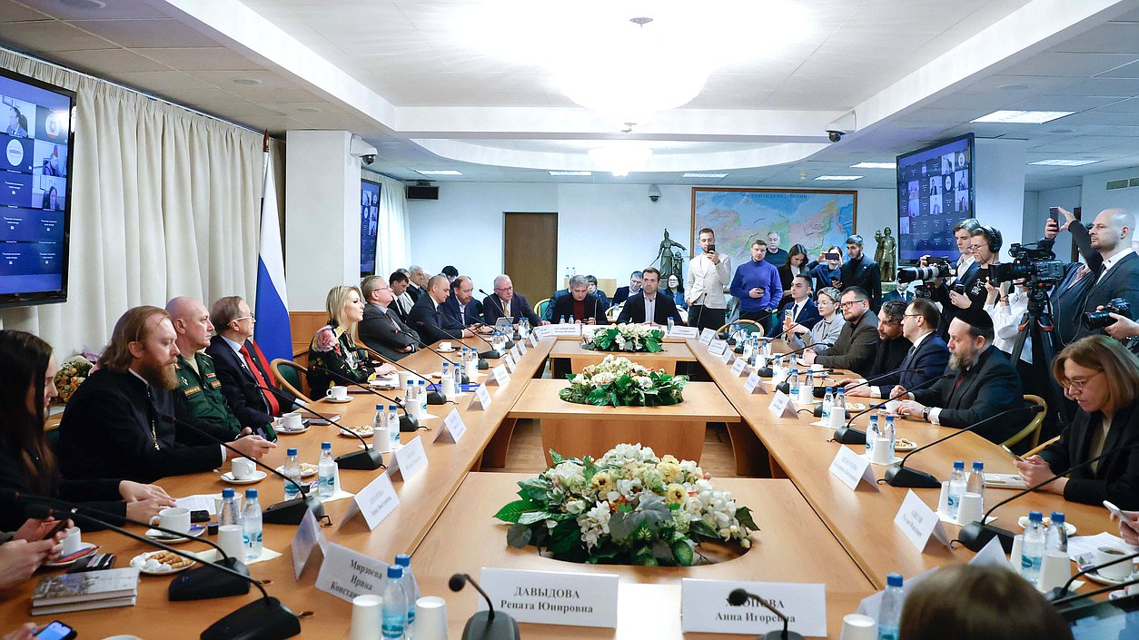 Круглый стол на тему «Реализация Основ государственной политики по сохранению и укреплению традиционных российских духовно-нравственных ценностей в медиапространстве»