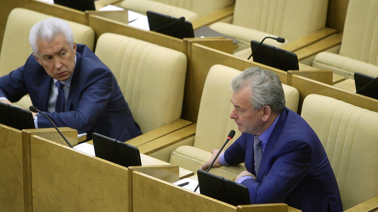   Пленарное заседание. Рассмотрение проекта федерального бюджета на 2015-2017 годы.