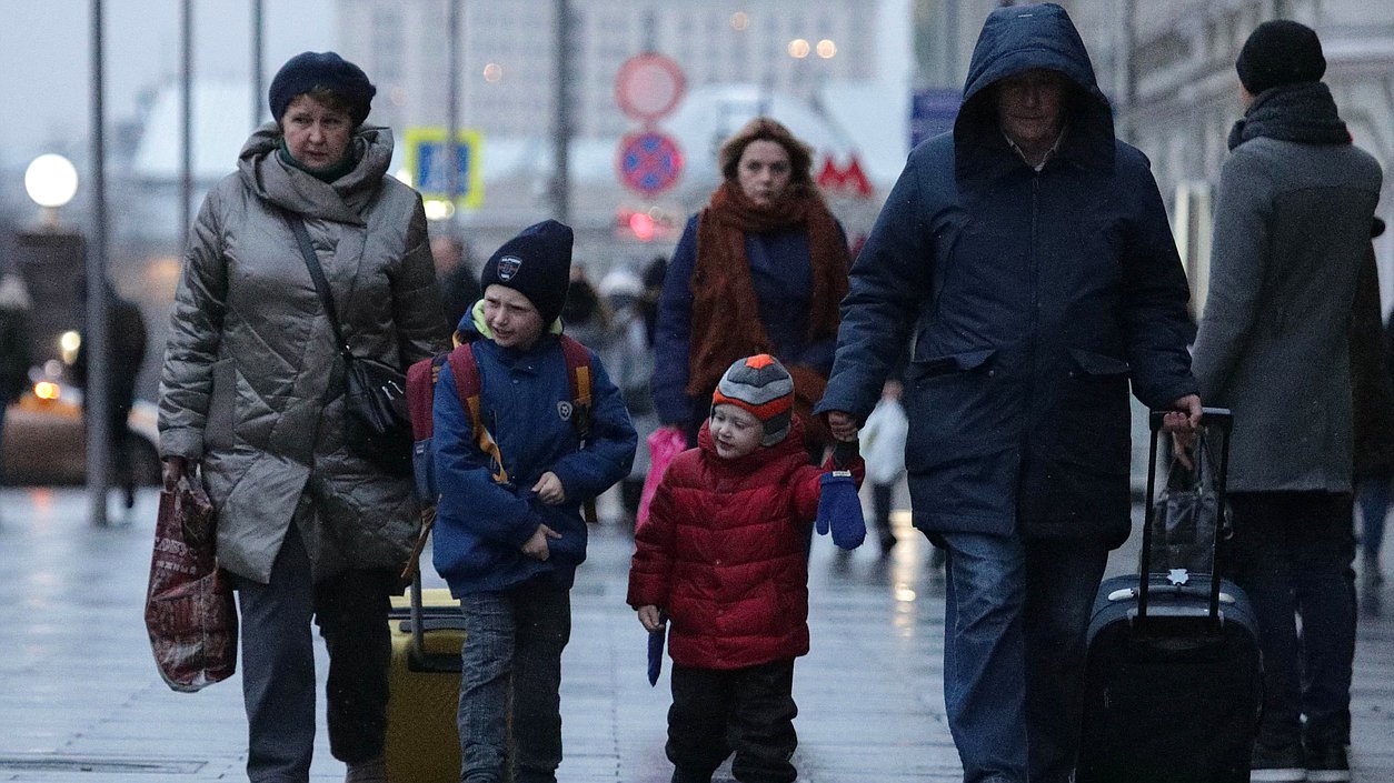 туристы приезжие чемодан семья дети люди улица метро