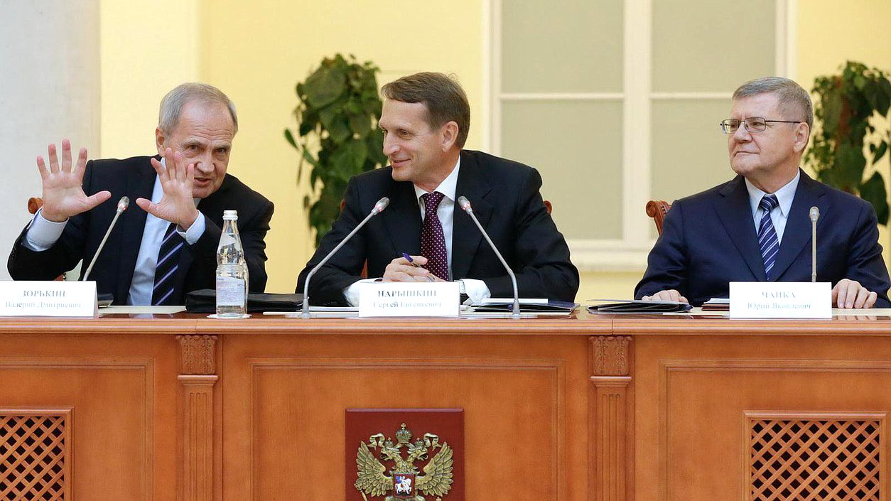   Пленарное заседание научно практической конференции на тему "К 150-летию судебной реформы в России: законодательная политика по совершенствованию судебной системы - история и современность"