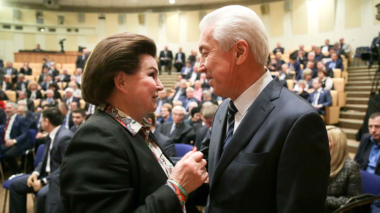 Заместитель председателя Комитета по федеративному устройству и вопросам местного самоуправления Валентина Терешкова и исполняющий обязанности главы Республики Дагестан Владимир Васильев