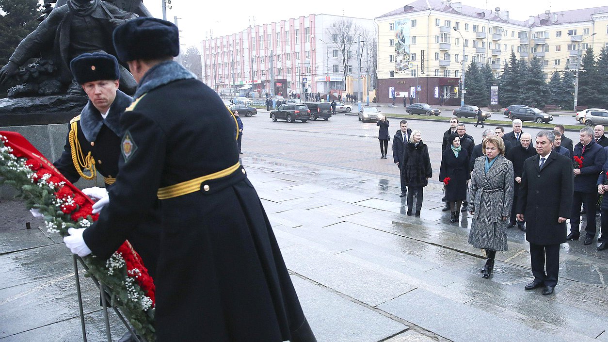 Председатель Государственной Думы Вячеслав Володин во время возложения венка к Вечному огню на Площади Партизан и к памятнику воинам и партизанам - освободителям Брянска. Автор фото: Марат Абулхатин/Фотослужба Государственной Думы