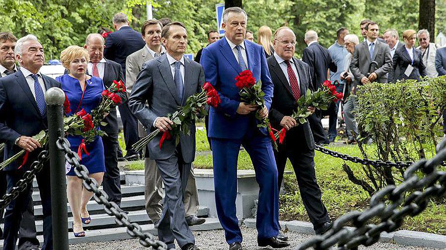 Церемония возложения цветов к Памятнику комсомольцам – строителям города.