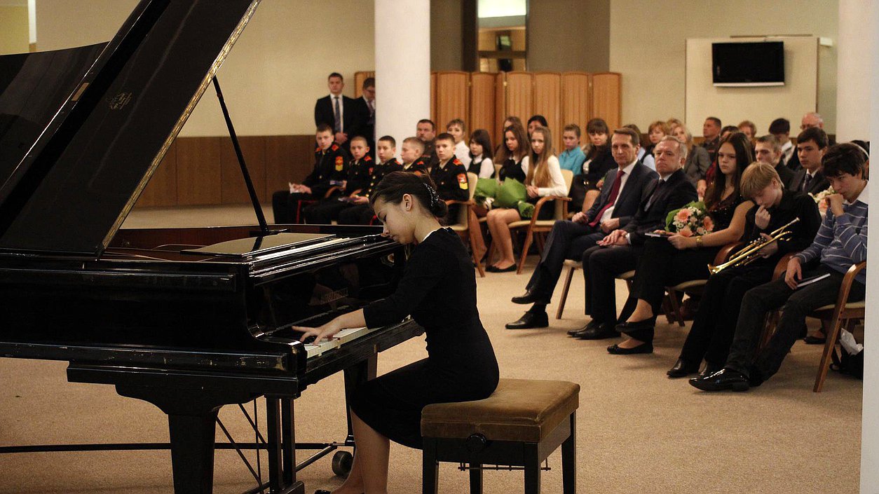  Вручение паспортов гражданина Российской Федерации. Музыкальное выступление.