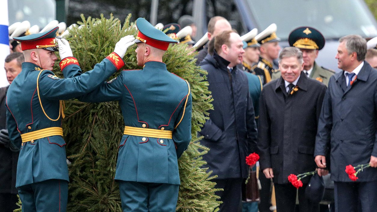 Перед началом церемонии возложения цветов к Могиле Неизвестного Солдата в Александровском саду в 72-ю годовщину Победы в Великой Отечественной войне. Автор фото: Марат Абулхатин/Фотослужба Государственной Думы