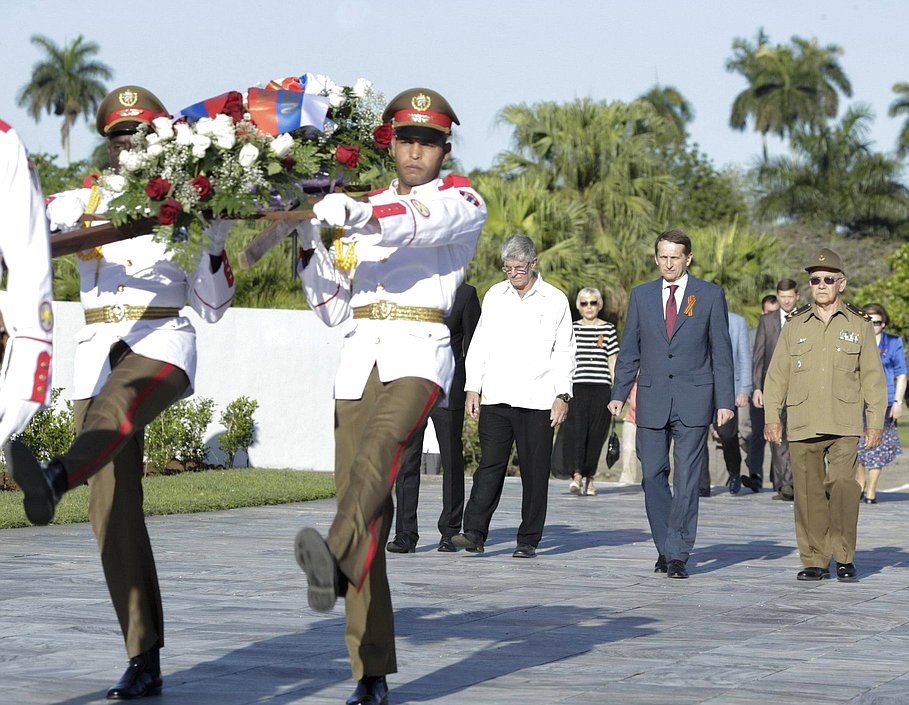 Официальный визит Председателя Государственной Думы Федерального Собрания Российской Федерации С.Е.Нарышкина в Республику Куба. Возложение венка к монументу советскому воину-интернационалисту.