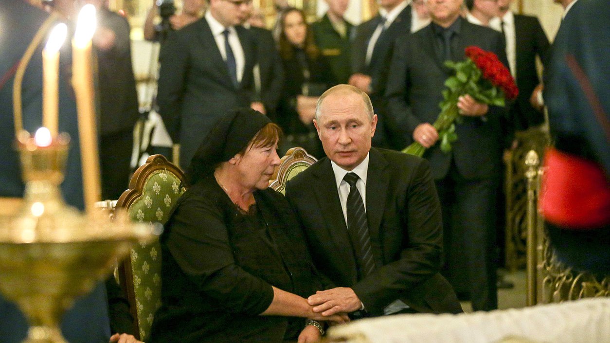 Президент РФ Владимир Путин и Галина Говорухина