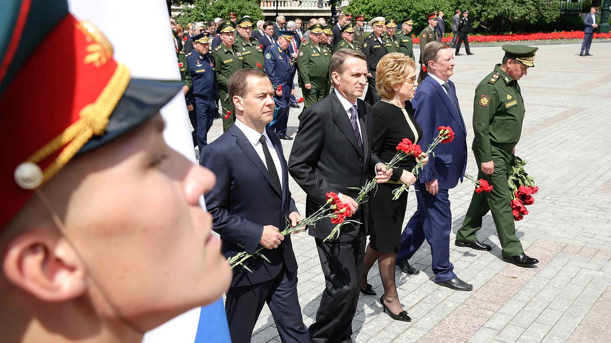 Церемония возложения цветов к Могиле Неизвестного солдата и памятнику Г.К. Жукову в День памяти и скорби 