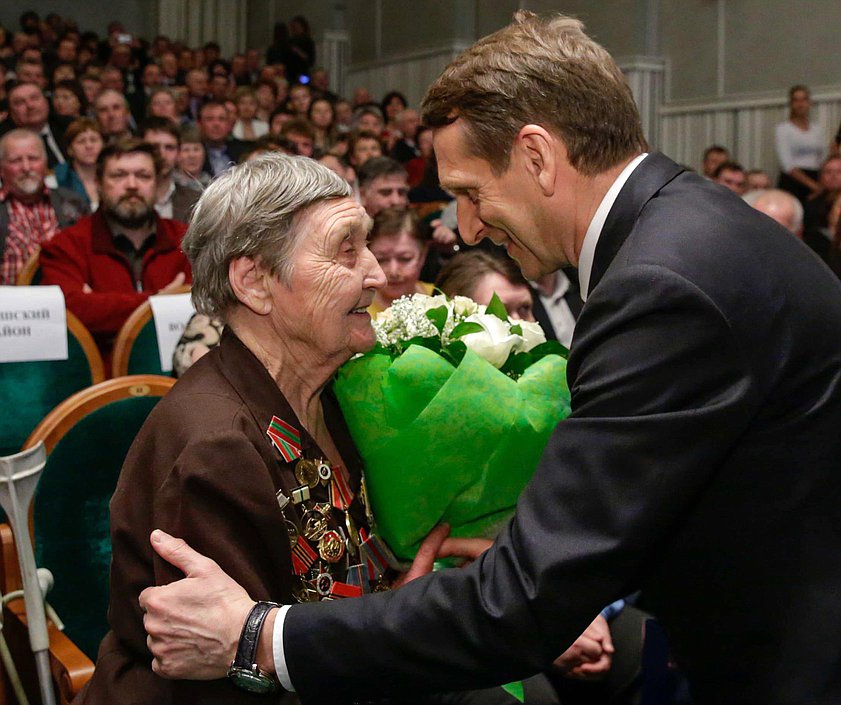 Рабочая поездка Председателя Государственной Думы Федерального Собрания Российской Федерации С.Е. Нарышкина в Северо-Западный федеральный округ. Совещание с главами администраций муниципальных образований и старостами населённых пунктов Ленинградской области. Гордеева Мария Яковлевна(староста Болховского муниципального района, ей 92 года, ветеран ВОВ, участник штурма Берлина).