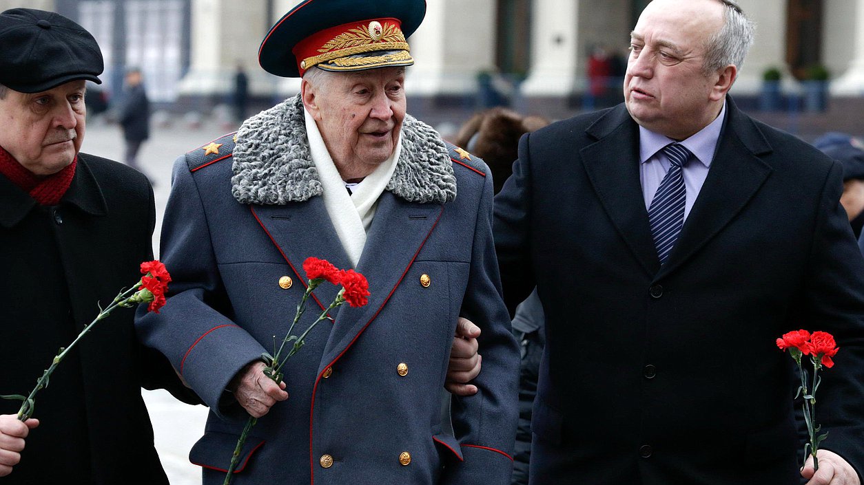 Церемония возложения венка к Могиле неизвестного солдата в День защитников Отечества.