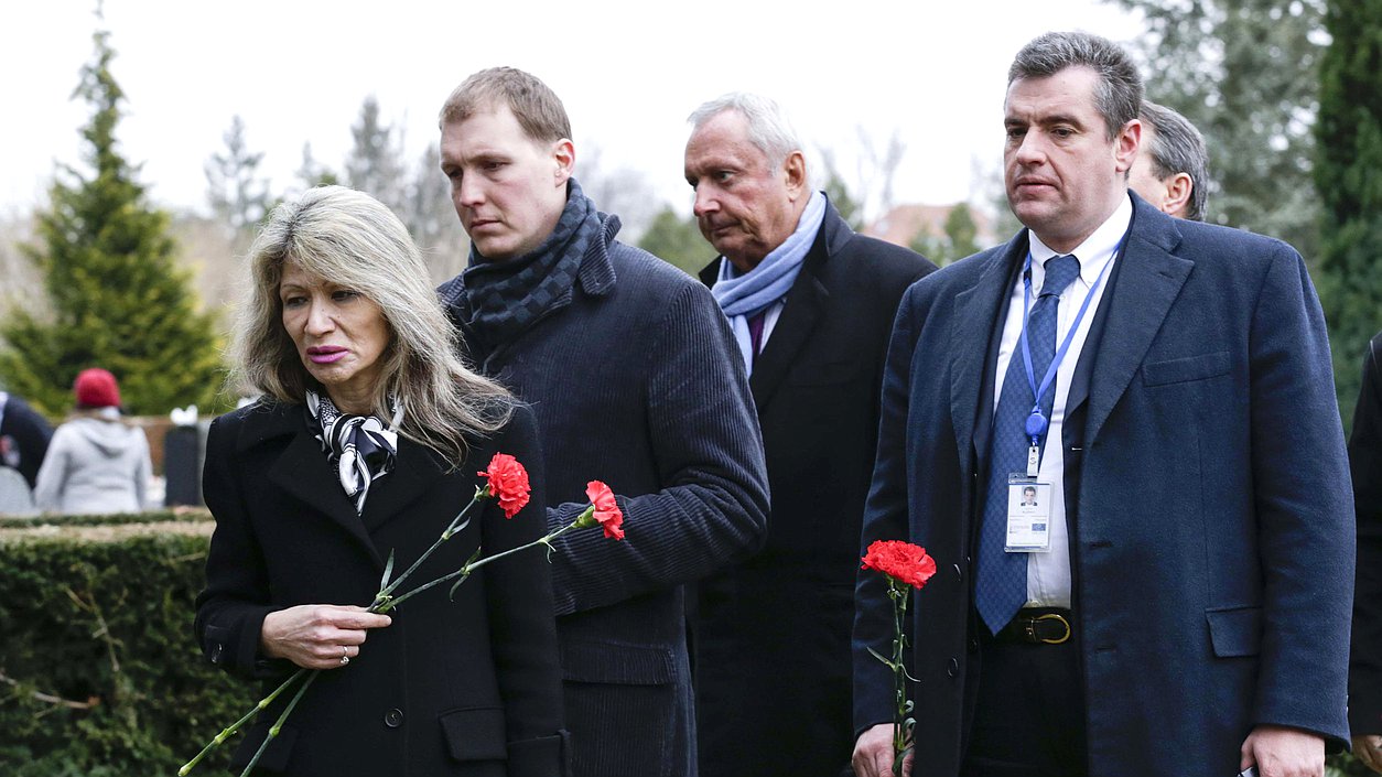 Рабочий визит Председателя Государственной Думы Федерального Собрания Российской Федерации С.Е. Нарышкина во Французскую Республику. Церемония возложения цветов к братским могилам советских граждан, погибших в 1941-1945г.г.