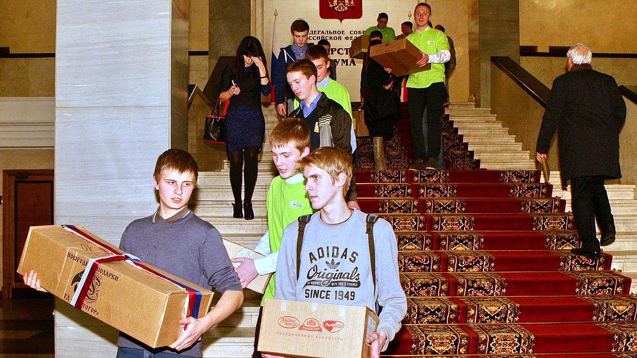 Работники Государственной Думы собрали и отправили детям Донбасса наборы сладостей и игрушек.