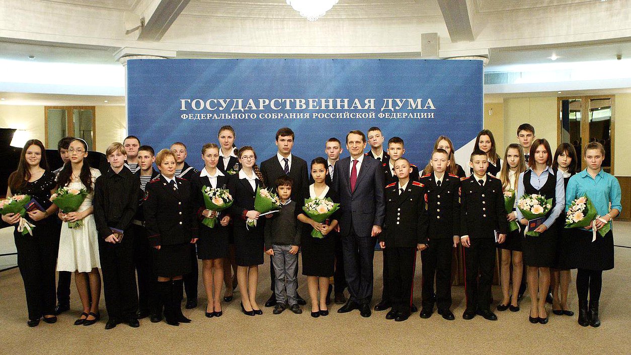  Вручение паспортов гражданина Российской Федерации. Памятное фотографирование .