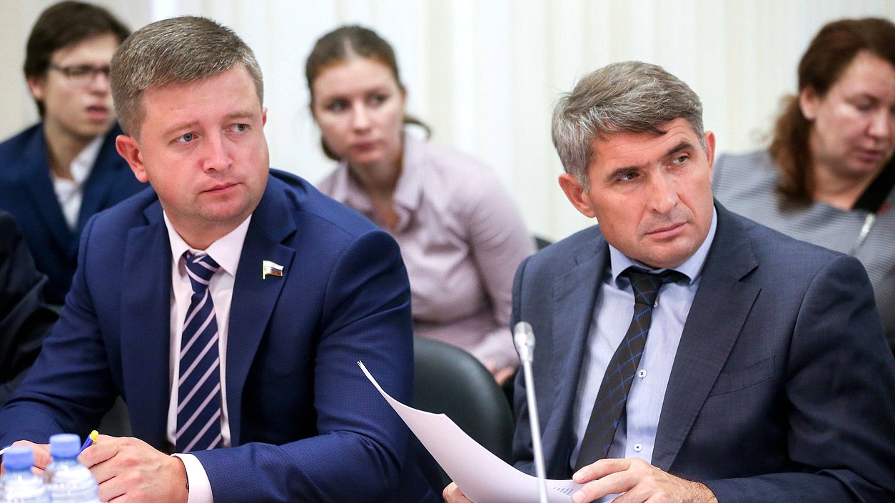Члены Комитета по экономической политике, промышленности, инновационному развитию и предпринимательству Игорь Торощин и Олег Николаев