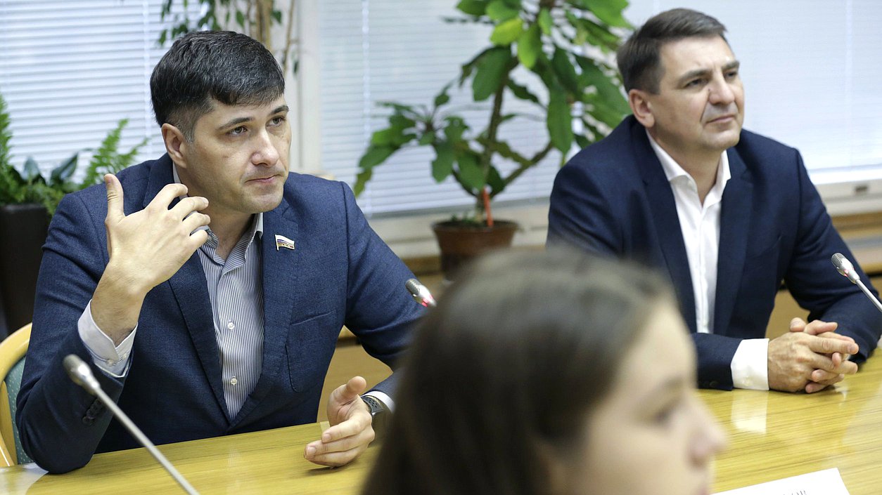Заместитель Председателя Комитета по региональной политике и проблемам Севера и Дальнего Востока Владимир Пушкарев и член Комитета по федеративному устройству и вопросам местного самоуправления Андрей Марков