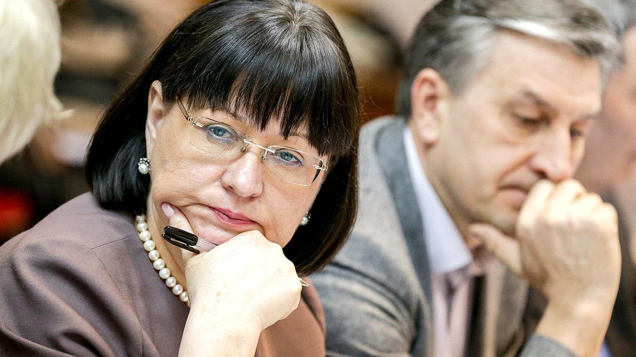 Член Комитета по бюджету и налогам Марина Беспалова во время заседания. Автор фото: Анна Исакова/Фотослужба Государственной Думы.