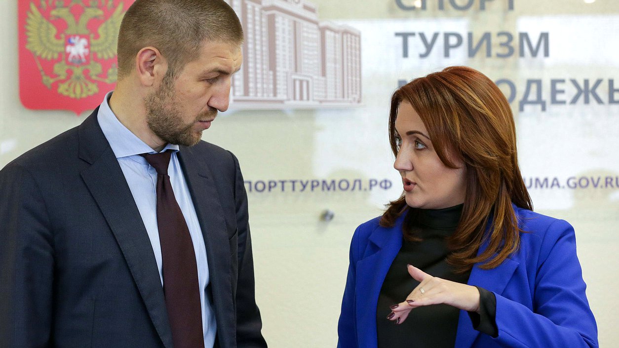 Встреча членов Комитета по физической культуре, спорту, туризму и делам молодежи с бойцами студенческих отрядов Алтайского края