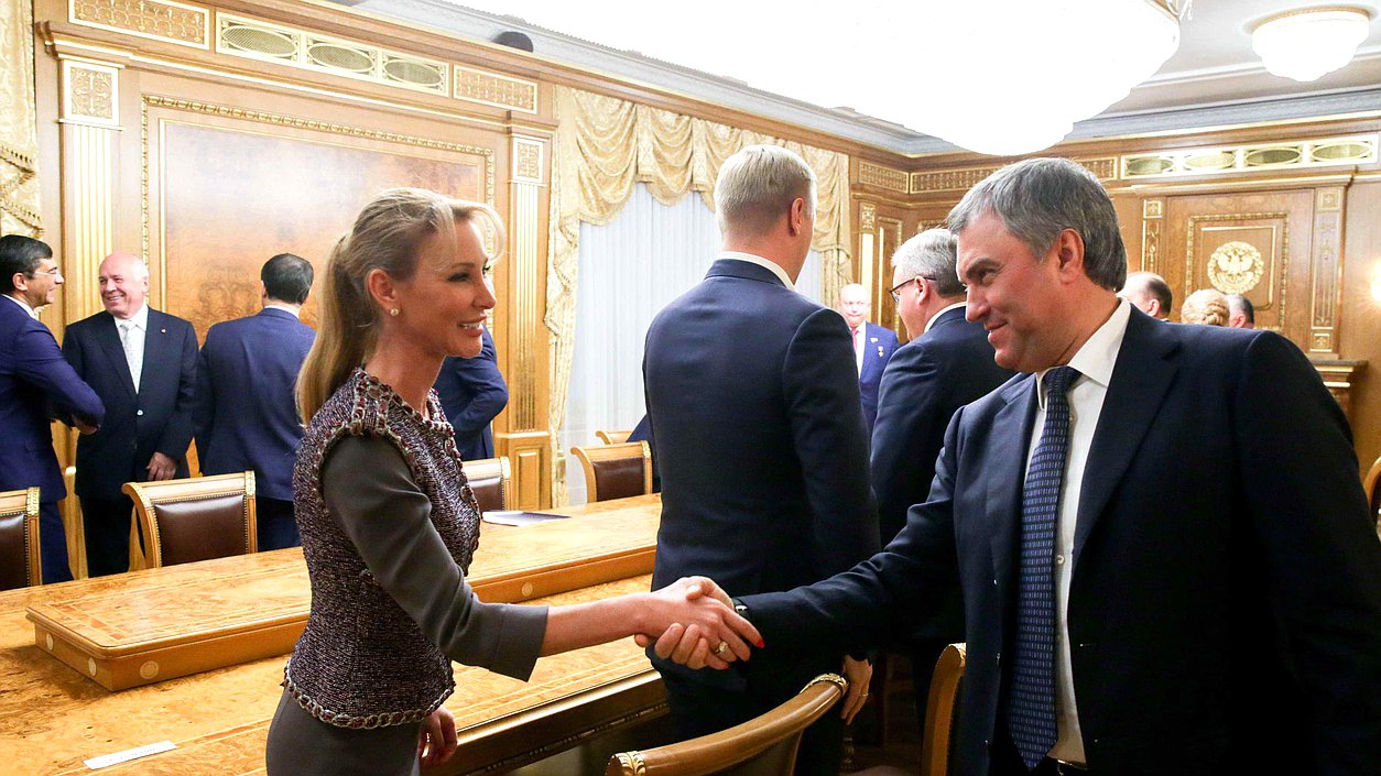 Председатель Государственной Думы Вячеслав Володин и сотрудники Государственной корпорации "Ростех". Автор фото: Марат Абулхатин/Фотослужба Государственной Думы