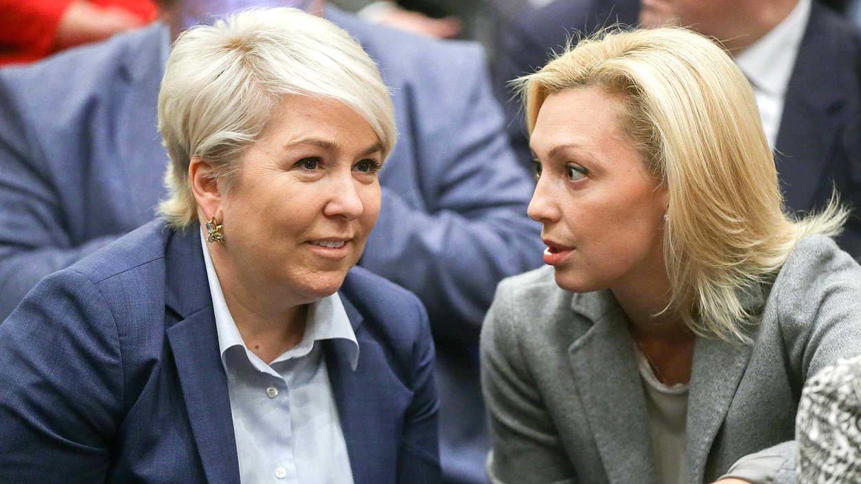 Председатель Комитета по экологии и охране окружающей среды Ольга Тимофеева и член Комитета по бюджету и налогам Ирина Гусева