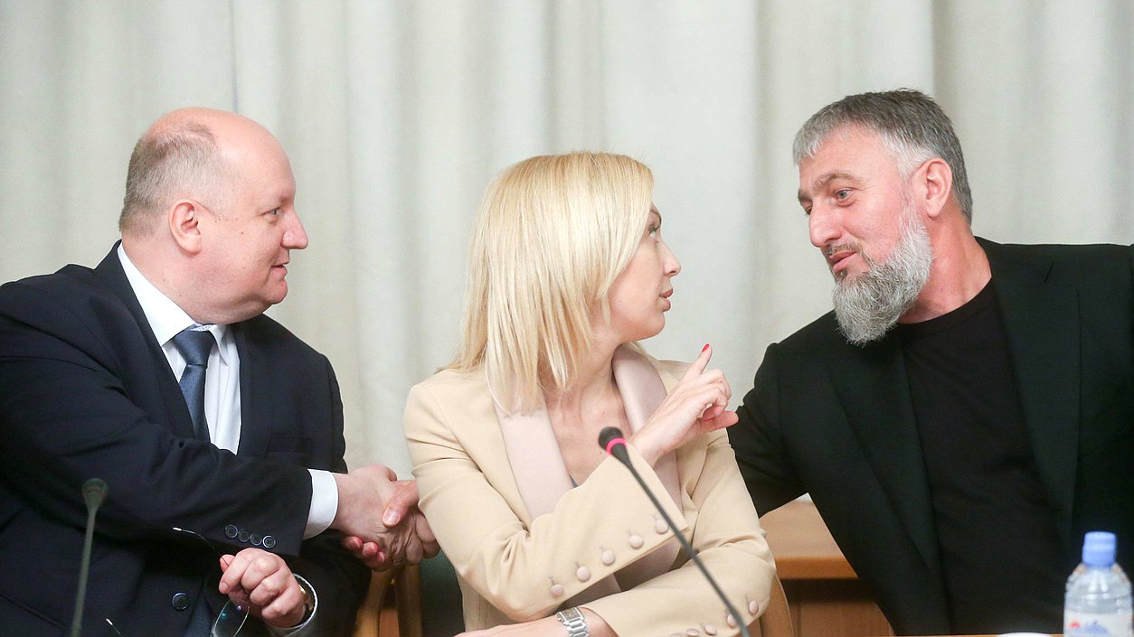 Министр РФ по делам Северного Кавказа Сергей Чеботарев, заместитель Председателя Государственной Думы Ольга Тимофеева и член Комитета по безопасности и противодействию коррупции Адам Делимханов