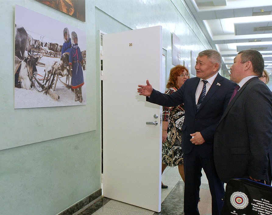 Открытие художественной выставки "Лица русской Арктики", посвящённой традиционному образу жизни коренных малочисленных народов Севера.