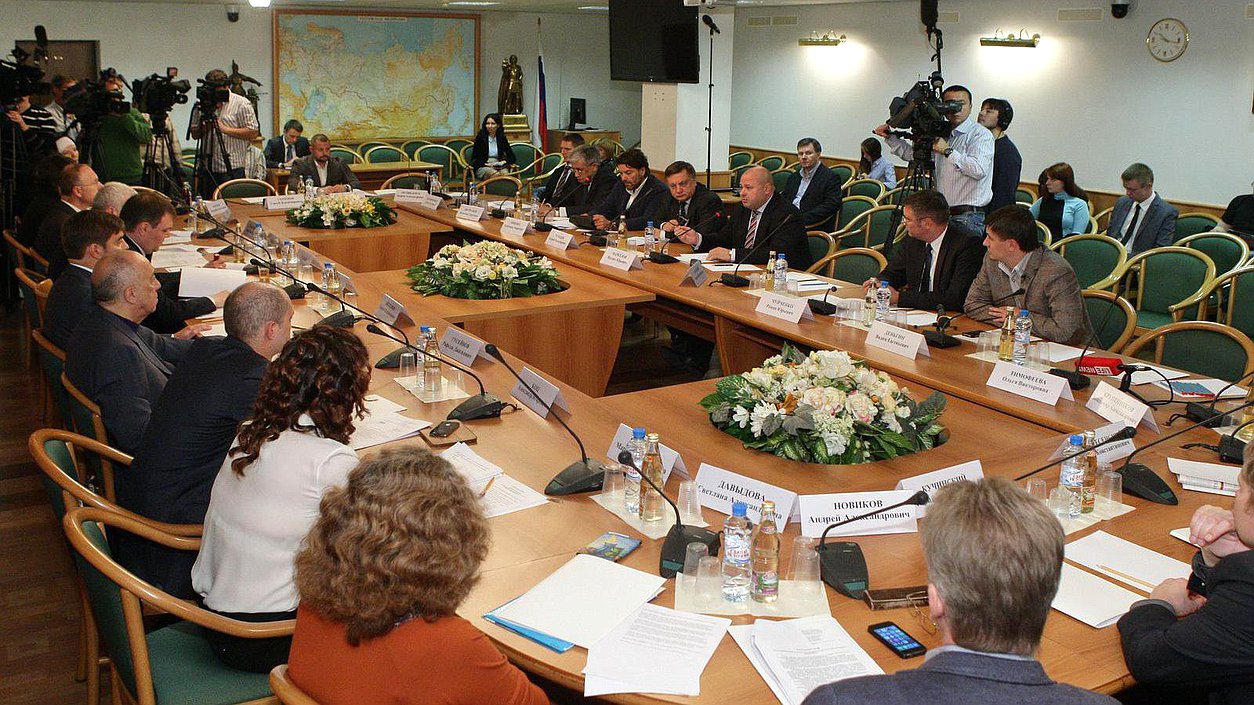   Расширенное заседание Комитета Государственной Думы по информационной политике, информационным технологиям и связи на тему "Работа журналистов в горячих точках: обеспечение безопасности и социальной защищённости".