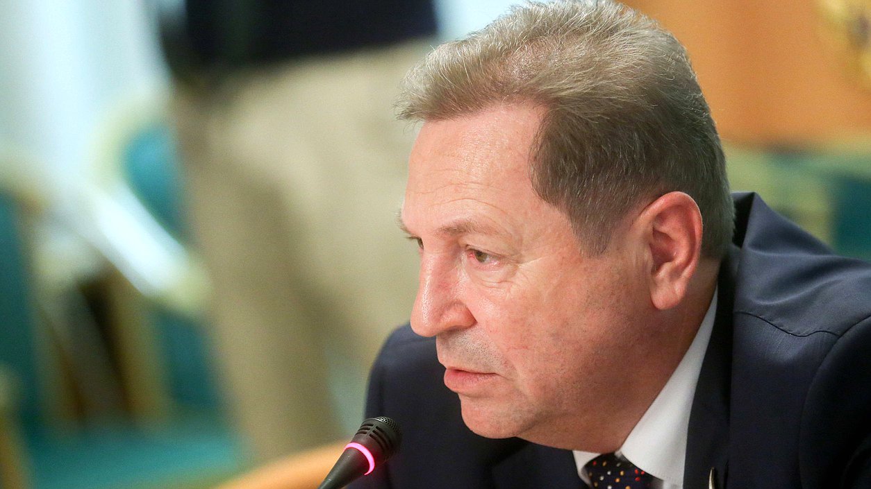 Заместитель Председателя Комитета по природным ресурсам, собственности и земельным отношениям Михаил Кузьмин