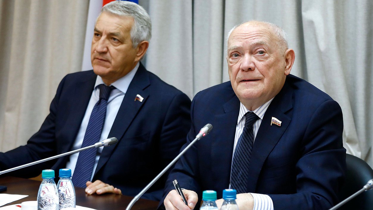 Первый заместитель Председателя Комитета по охране здоровья Леонид Огуль и член Комитета Александр Румянцев