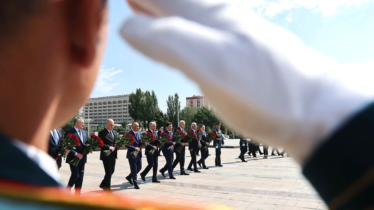 Председатель Государственной Думы Вячеслав Володин и главы делегаций стран-членов ОДКБ возложили цветы к Вечному огню на площади Победы в Бишкеке