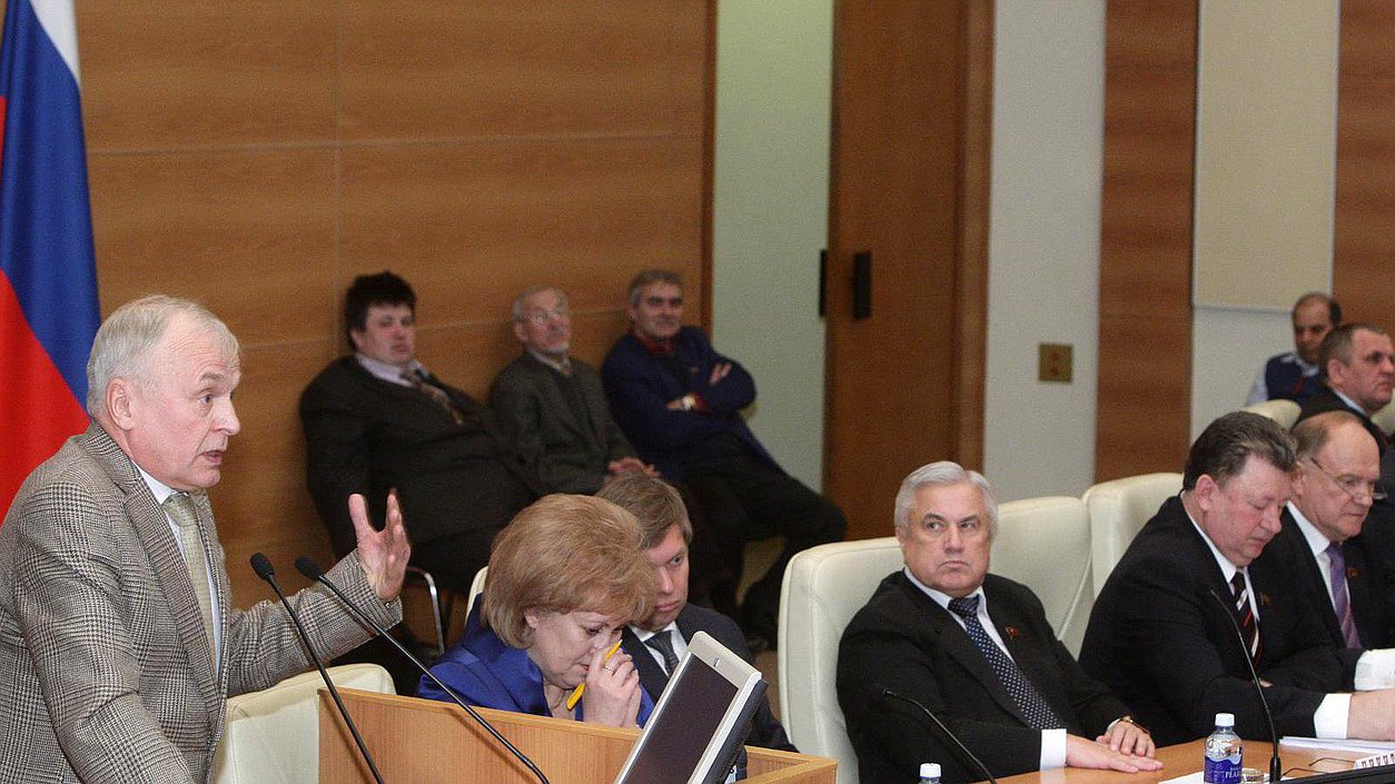 "Круглый стол" на тему: "Социально-экономическая ситуация в стране и пути выхода из экономического кризиса".