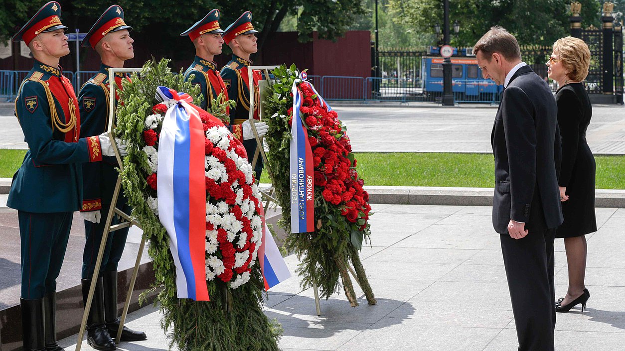 Церемония возложения цветов к Могиле Неизвестного солдата и памятнику Г.К. Жукову в День памяти и скорби 